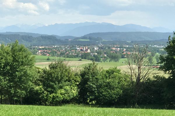 Altenstadt mit den oberbayerischen Alpen im Hintergrund