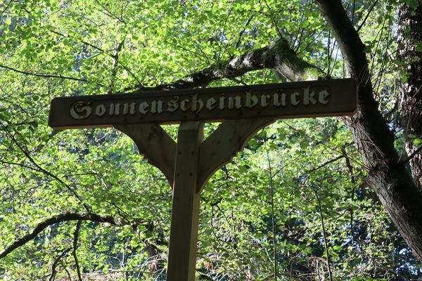 Wegweiser-Schild mit der Aufschrift "Sonnenscheinbrücke"
