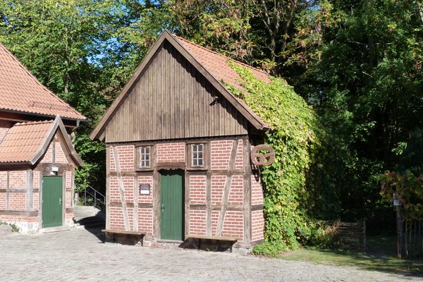 Blick vom Burghof auf das Backhaus