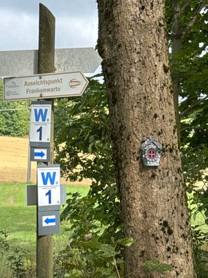 Das Bild zeigt eine Installation auf dem Wichtelpfad.