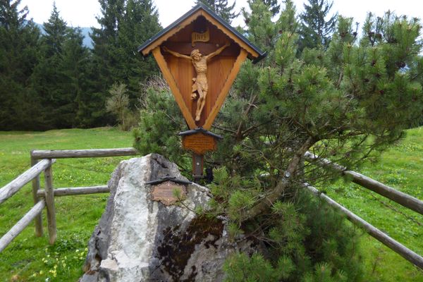 Wegkreuz auf einer Lichtung im Reißholz südlich von Resle.