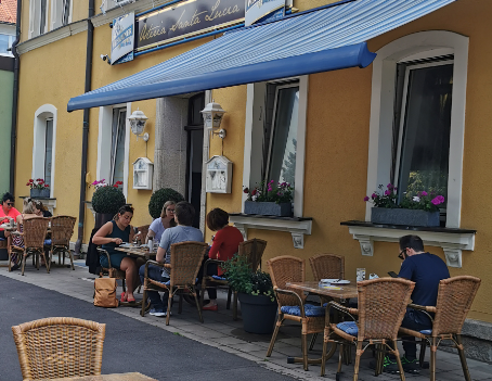 Auf dem Bild ist der Außenbereich der Pizzeria zu sehen.