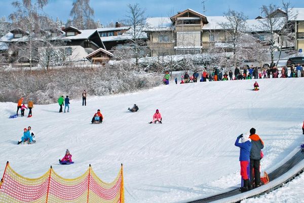 Am Schlittenhang im Kurpark gibt es Spass pur ohne Anstrengung, denn ein Förderband transportiert Jung und Alt inklusive Schlitten wieder hoch zur Bergstation.