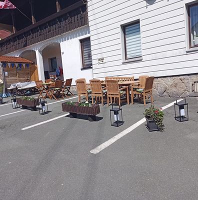Auf dem Bild sieht man den Biergarten des Landgasthof Käppel bei Sonnenschein.