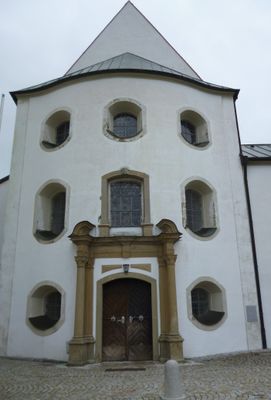 Der schlichte Eingang zur ehemaligen Klosterstiftskirche und heutigen Rottenbucher Pfarrkirche Mariä Geburt.