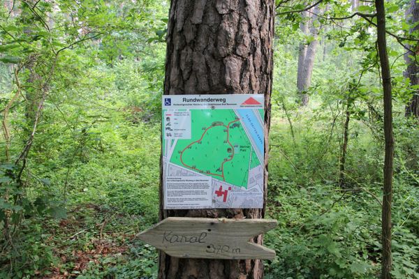 Hinweissschild Rollstuhlwanderweg