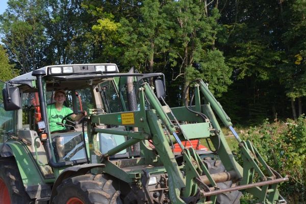 Sohn Josua hat eine Ausbildung als Landwirt absolviert und hilft seinem Vater.