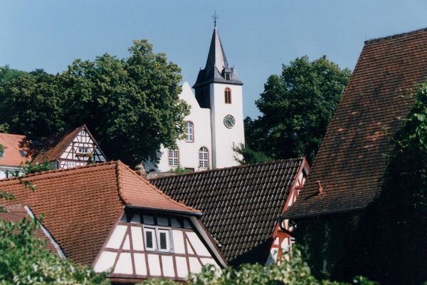Bergkirche und Fachwerkhäuser