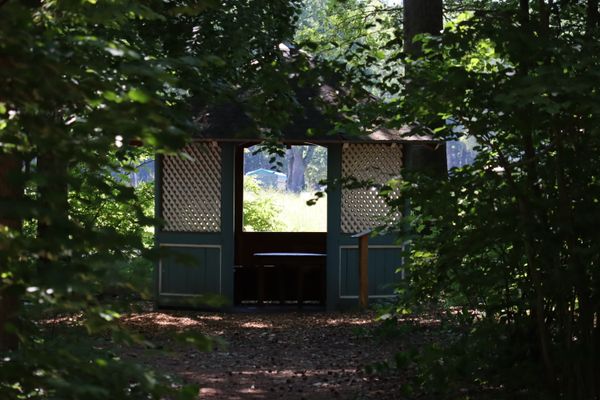 Das Teehaus im Park Allerhop von Bäumen und Büschen umgeben