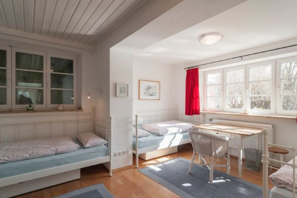 Dreibettzimmer mit drei Einzelbetten