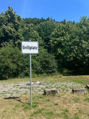 Auf dem Bild ist der Grillplatz am Badesee Trebgast abgebildet.