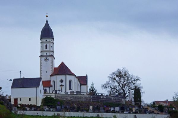 Wunderschöner Blick von Oberhausen auf die St. Mauritius-Kirche.