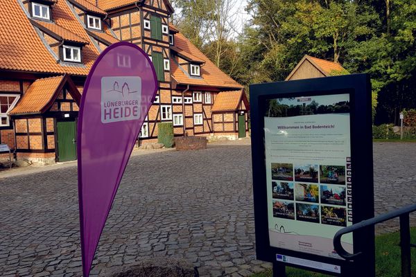 Infoterminal am Eingang des Gebäudes, in dem sich die Kurverwaltung befindet, auf der Burg Bodenteich