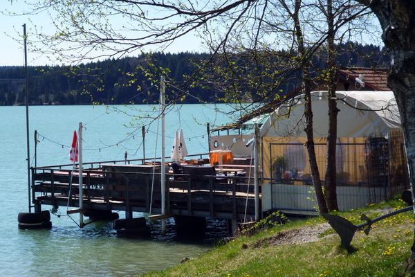 Das Bootshaus (regionale und mediterrane Küche) am westlichen Rand des Badestrands am Lechstausee.