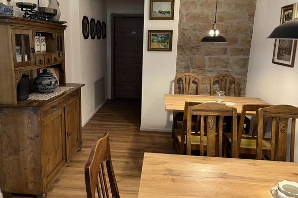 Gastrobereich mit Tischen und schönen rustikalen Möbeln und Bildern