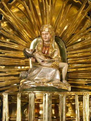 Das Gnadenbild „Madonna von den Nesseln“ ist von goldenen Strahlen umkränzt und zeigt die Muttergottes, die ihren toten Sohn in den Armen hält.