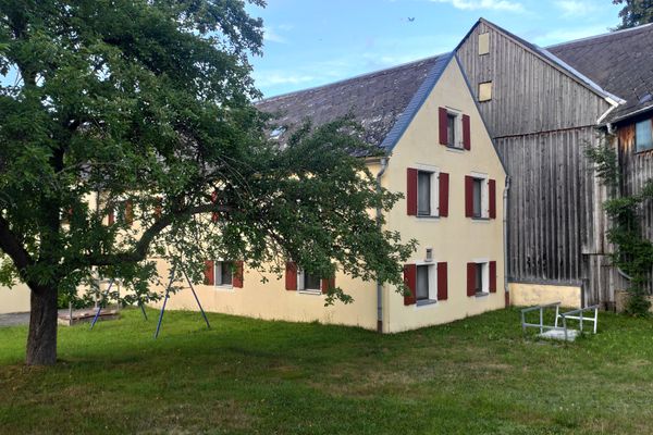 Auf dem Bild ist das Ferienhaus von außen zu sehen.
