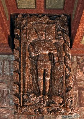 Aus rotem Marmor gefertigtes Hochgrab von Herzog Albrecht II., mit fein gearbeiteten Details und figürlichem Relief auf dem Sarkophag.