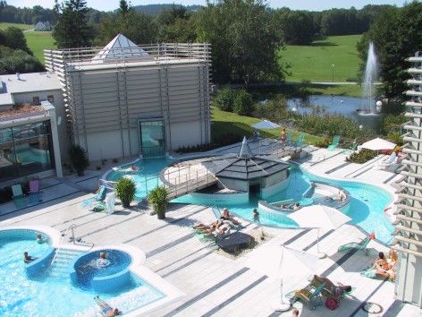 Das Bild zeigt den Außenbereich der Therme Bad Steben. Man sieht verschiedene Becken