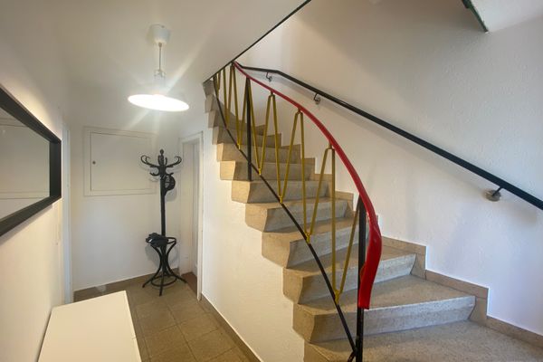 Eingangsbereich mit Garderobe und Treppe, die nach oben führt