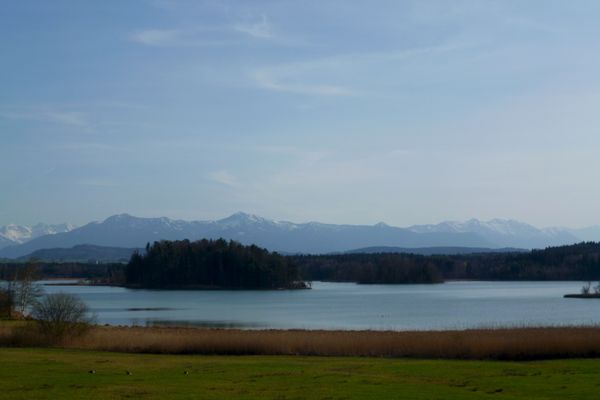 Der Große Ostersee mit seinem Nordostufer vor der eindrucksvollen Alpenkette.