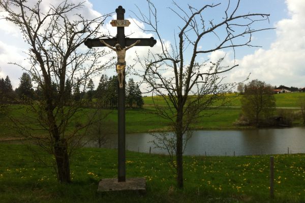 Wegkreuz vor der Kulisse des Grabensees