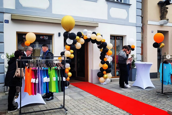 Der Laden Andows bei der Eröffnung mit Luftbalons vor dem Türrahmen