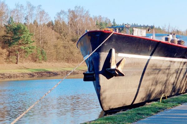 Am kleinen Hafen von Bad Bevensen liegt ein älteres Frachtschiff vor Anker. Der Ort am Elbe-Seitenkanal ist ein beliebter Zwischenstopp für Radreisende und Wohnmobilurlauber. In unmittelbarer Nähe befindet sich der Wohnmobilstellplatz Bad Bevensen mit direktem Zugang zur Jod-Sole-Therme, zur Altstadt und zu vielen Rad- und Wanderstrecken.