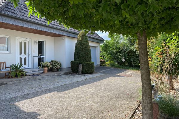 Hausansicht und Parkplatz