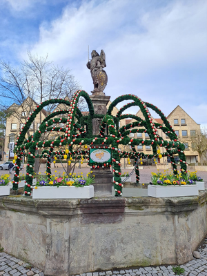 Osterbrunnen vor dem Rathaus