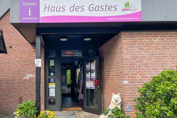 Eingangsbereich der Tourist Information im Sommer