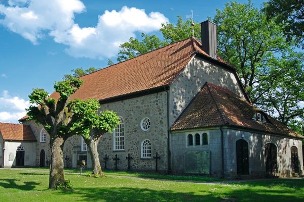 Martinskirche in Dorfmark bei Bad Fallingbostel Außenansicht, im vorderen Bereich stehen zwei Bäume