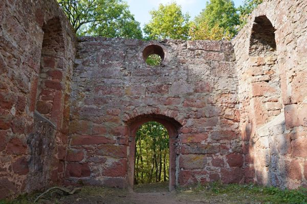 Von der Kapellruine sind nur noch die Seitenmauern erhalten