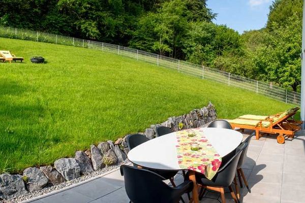 Terrasse und Liegewiese
