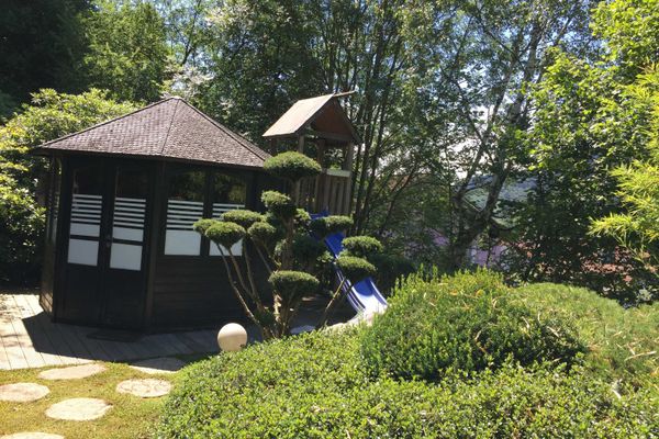 Kleines Gartenhaus mit Kinderrutsche und Sandkasten