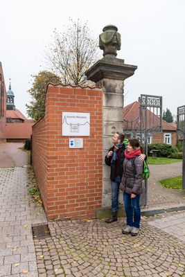 Zwei Wanderer vor dem Klostertor in Walsrode