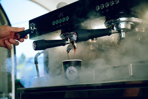 Auf dem Bild ist die Kaffeemaschine in Betrieb zu sehen.
