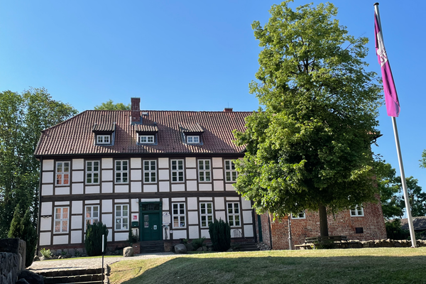 Blick auf den Haupteingang des Hauptgebäudes/Amtshaus