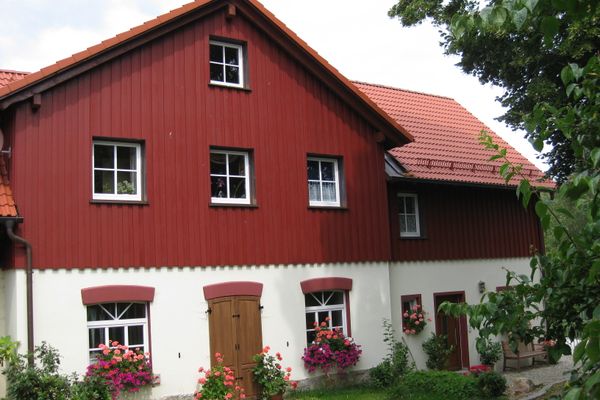 Außenansicht des Ferienhofs mit Blick auf den Eingangsbereich