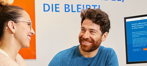 Ein Herr und eine Dame unterhalten sich