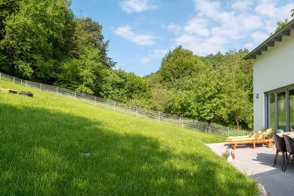 Terrasse und Liegewiese