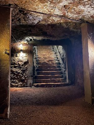 Der Gewölbekeller unter dem Marktplatz der hessischen Stadt Herbstein in der Vulkanregion Vogelsberg ist ein sehenswertes Geotop. Die Kellerräume wurden aus dem Jahrmillionenjahre alten Basalt herausgeschlagen. die mächtige steinerne Decke liegt schwer auf dem Durchgang zur Treppe, die aus dem Gewölbe empor führt.