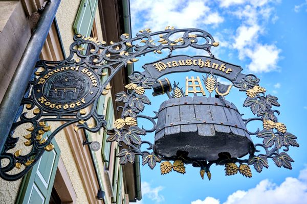 Blick auf ein geschmiedenes Gasthofschild.