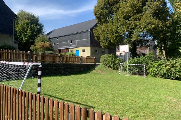 Das Bild zeigt 2 Fußball Tore am Spielplatz in Lauenhain.