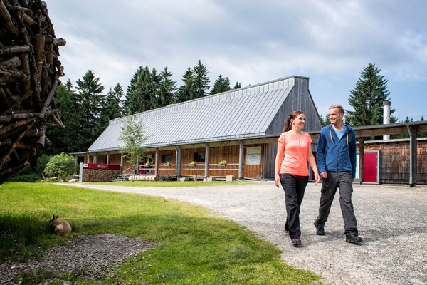 zwei Wanderer vor dem Wildpark Waldhaus Mehlmeisel