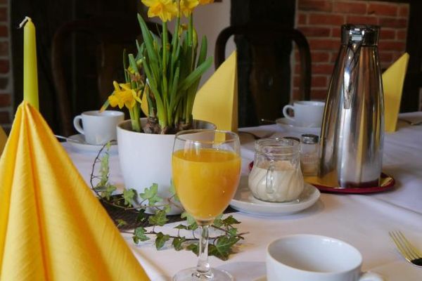 Eingedeckte festliche Tafel, mit Kaffee und Saft