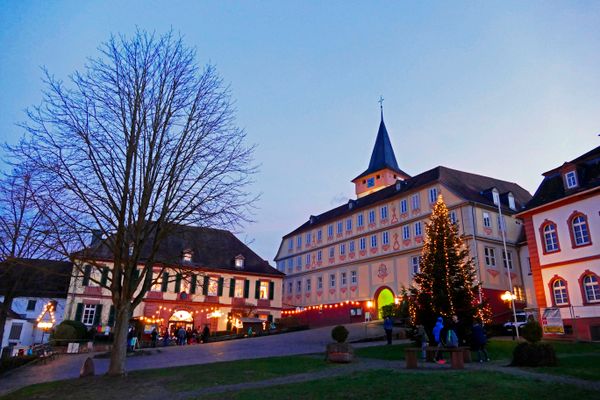 Der Schlossplatz in Bad König mit dem Alten Schloss und der Rentmeisterei ist anlässlich des Nikolausmarktes festlich beleuchtet.