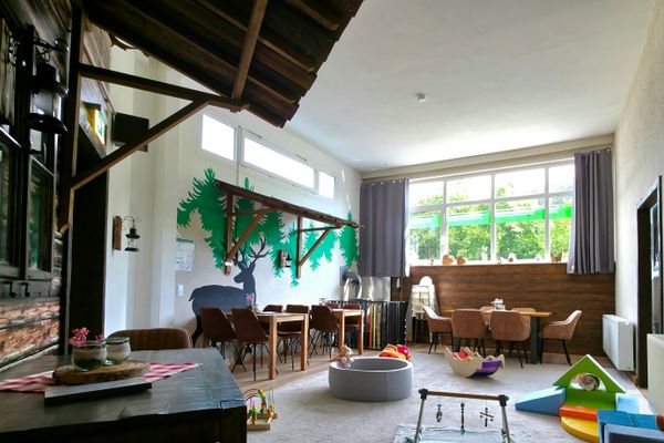 Viele tolle Aufenthalts- und Beschäftigungsmöglichkeiten erwarten euch in gemütlicher Atmosphäre bei leckerem Essen in unserem Familiencafé.