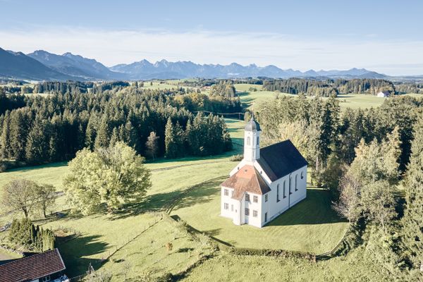 Heilig-Kreuz-Kirche bei Steingaden Pfaffenwinkel mit Blick auf die Ammergauer und Allgäuer Alpen