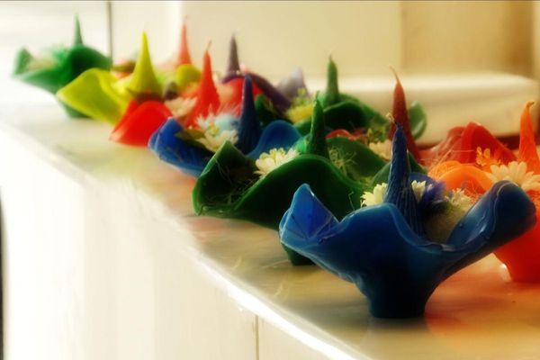 Verschiedene Kerzen in unterschiedlichen Farben